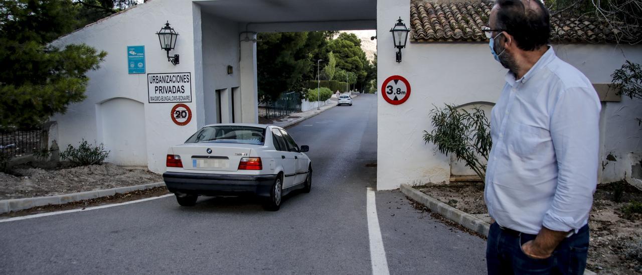 Acceso a la urbanización Maigmó de Tibi, donde los vecinos denuncian que está habiendo robos.