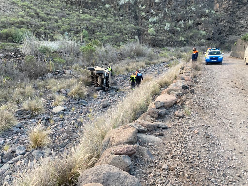 Un coche se precipita en el barranco de Veneguera