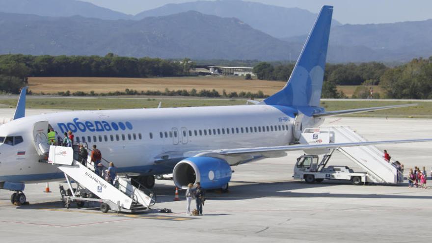 Un avió de Pobeda Airlines aparcat a les pistes de l&#039;Aeroport de Girona | ACN