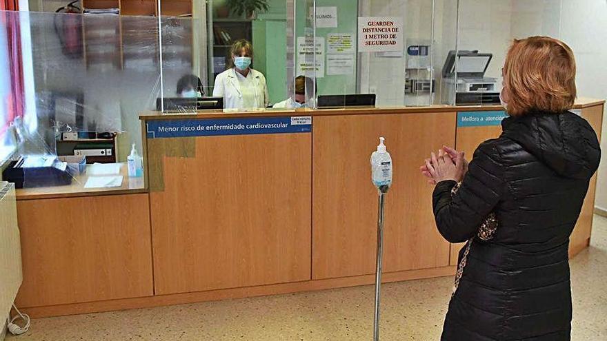 Un paciente en la entrada de un centro de salud.