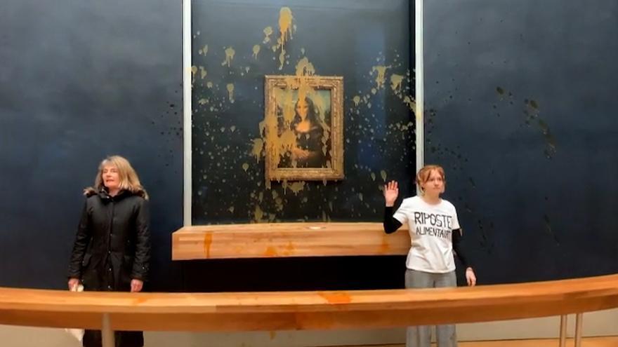 Dos activistas ecologistas lanzan sopa sobre el cuadro de la Mona Lisa en el Louvre