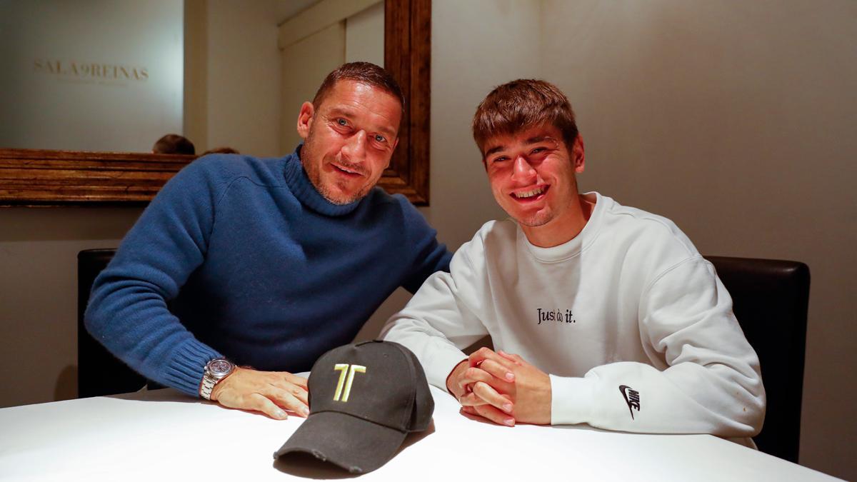 Totti junto a Toni Caravaca durante la entrevista que concedió a SPORT