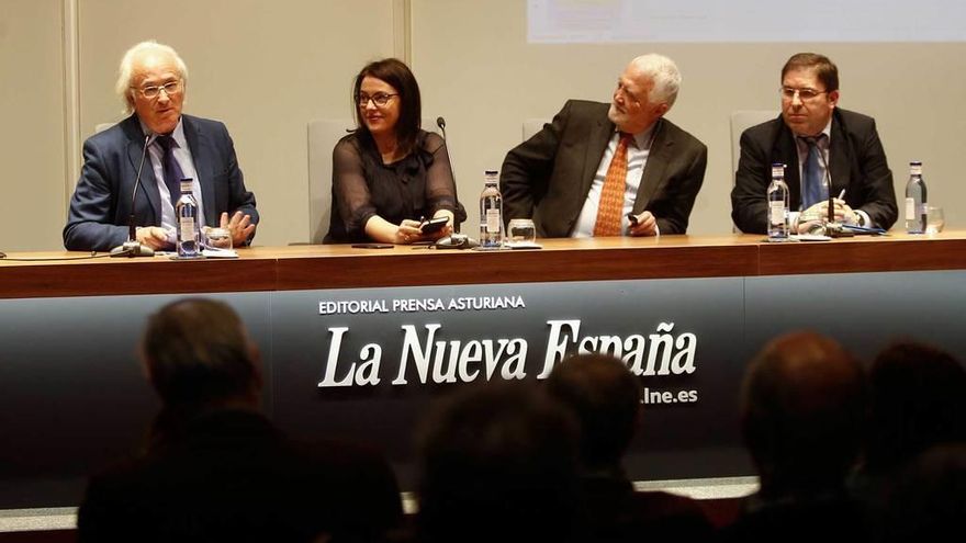 Por la izquierda, Santos González, Ángeles Rivero, Juan Luis Vázquez y Amador Menéndez.