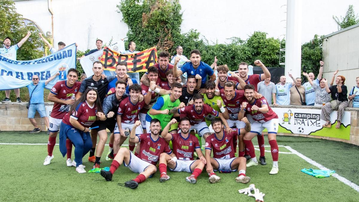 Los futbolistas del CD Brea festejan junto a su afición el triunfo conseguido a domicilio ante el Izarra.