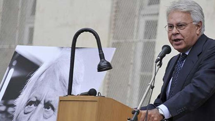 Felipe González, durante su intervención en el homenaje a Jorge Semprún en París