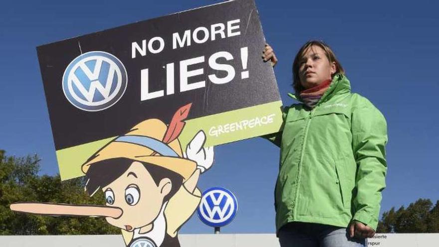 Protesta de Greenpeace ante la fábrica de Volkswagen en Wolfsburgo.