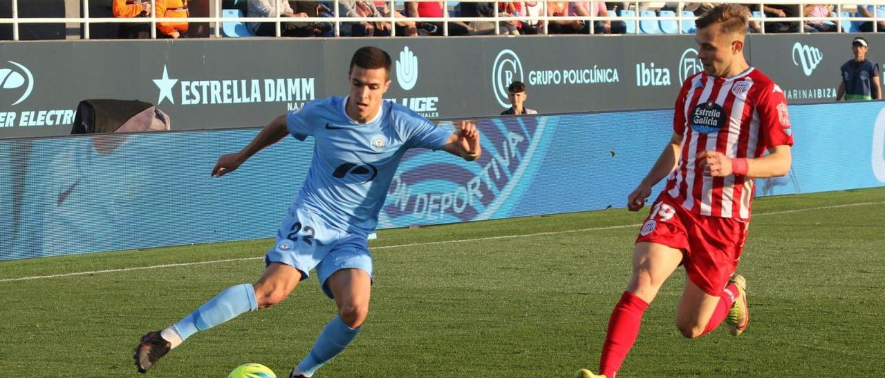 Miki Villar, futbolista de la UD Ibiza, en una acción de juego durante el último partido de Liga contra el Lugo en Can Misses. | JUAN A. RIERA