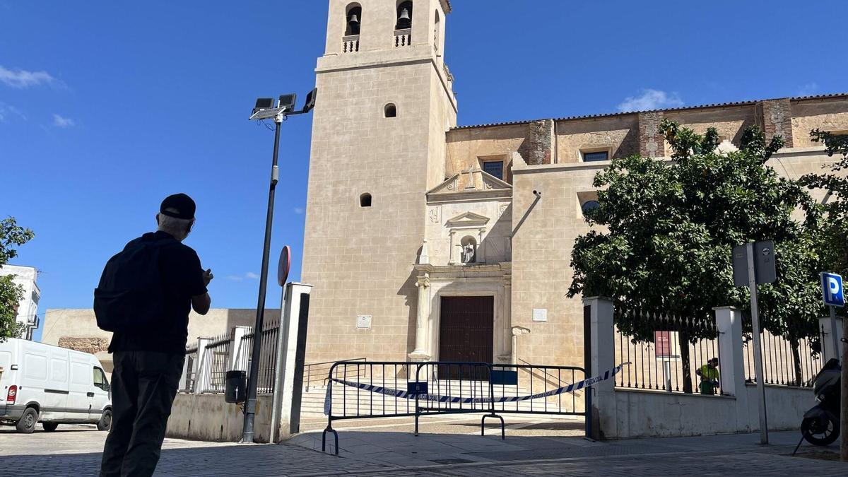 Vallas en la iglesia de San Agustín, ayer, tras retirarse las puertas.