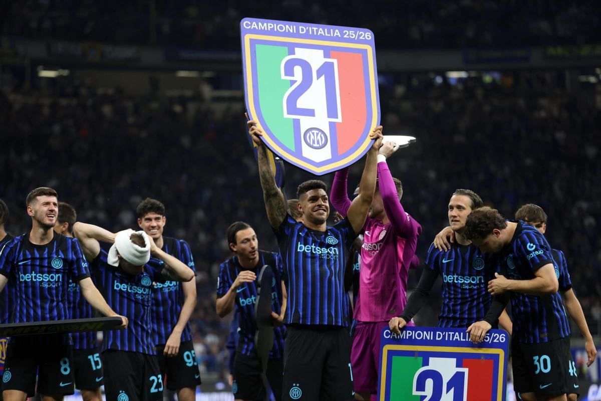 Los jugadores del Inter celebraron su 21 Scudetto sobre el césped del Giuseppe Meazza
