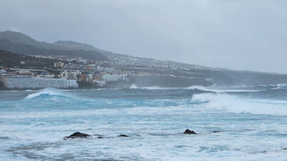 Panoramic of the strong waves that yesterday affected the coast of La Laguna | | Panoramic of the strong waves that yesterday affected the coast of La Laguna | |