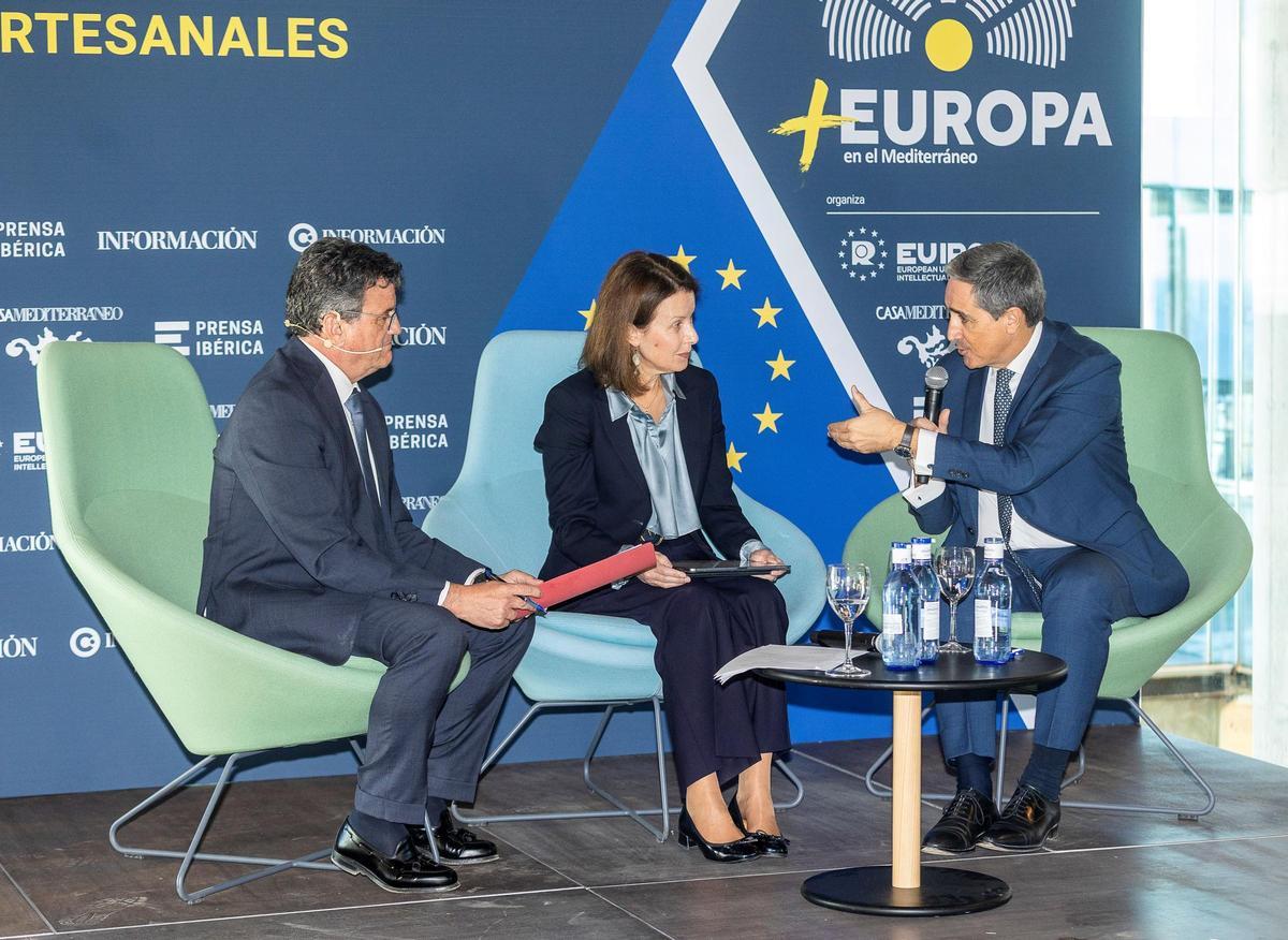Toni Cabot, Nathalie Berger y João Negrão, durante el Foro Más Europa