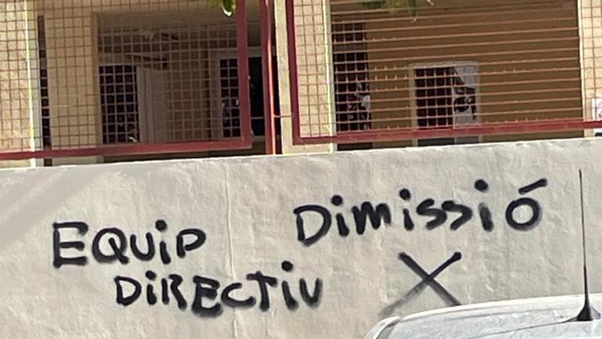 Aparecen nuevas pintadas contra la dirección del colegio público del Molinar