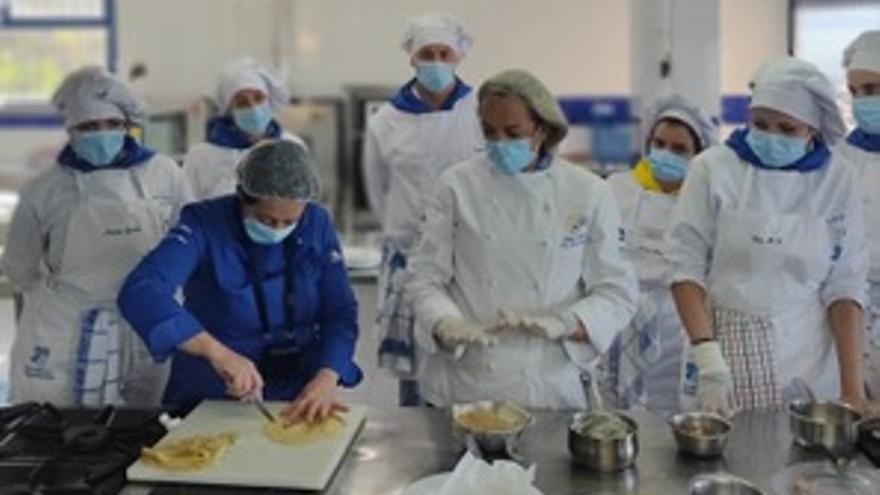 Doña Elena Zulueta, directora de la escuela de Hostelería Harina Blanca, con los alumnos del centro