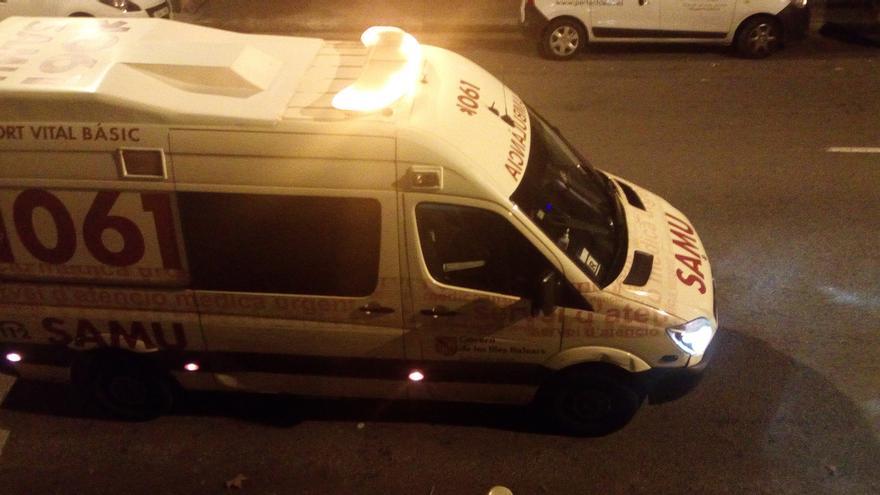 Ambulancia del SAMU 061 de Baleares durante un servicio de noche, recurso