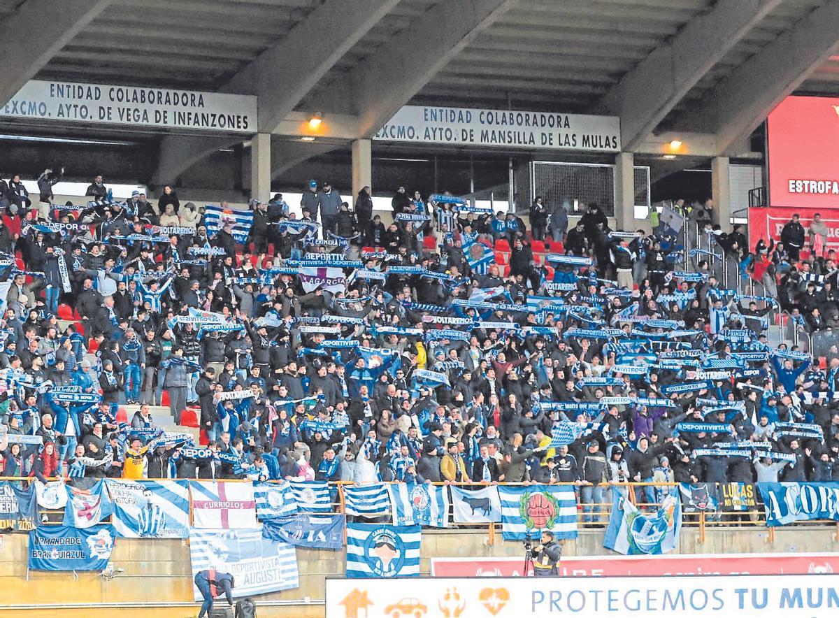 La afición del Deportivo en el Reino de León, ante la Cultural Leonesa.
