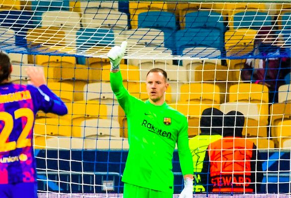 Ter Stegen aprueba una acción defensiva de sus compañeros en Kiev.