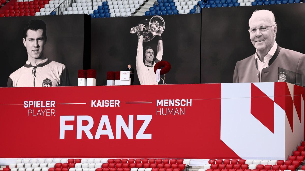 Imagen del escenario con varias imágenes de Franz Beckenbauer en la ceremonia del homenaje en Múnich.