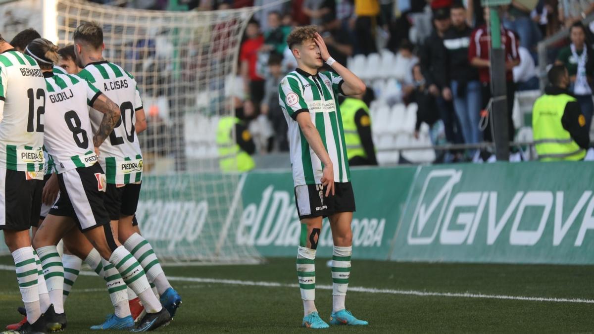 Simo celebra su gol ante la grada de fondo de El Arcángel.