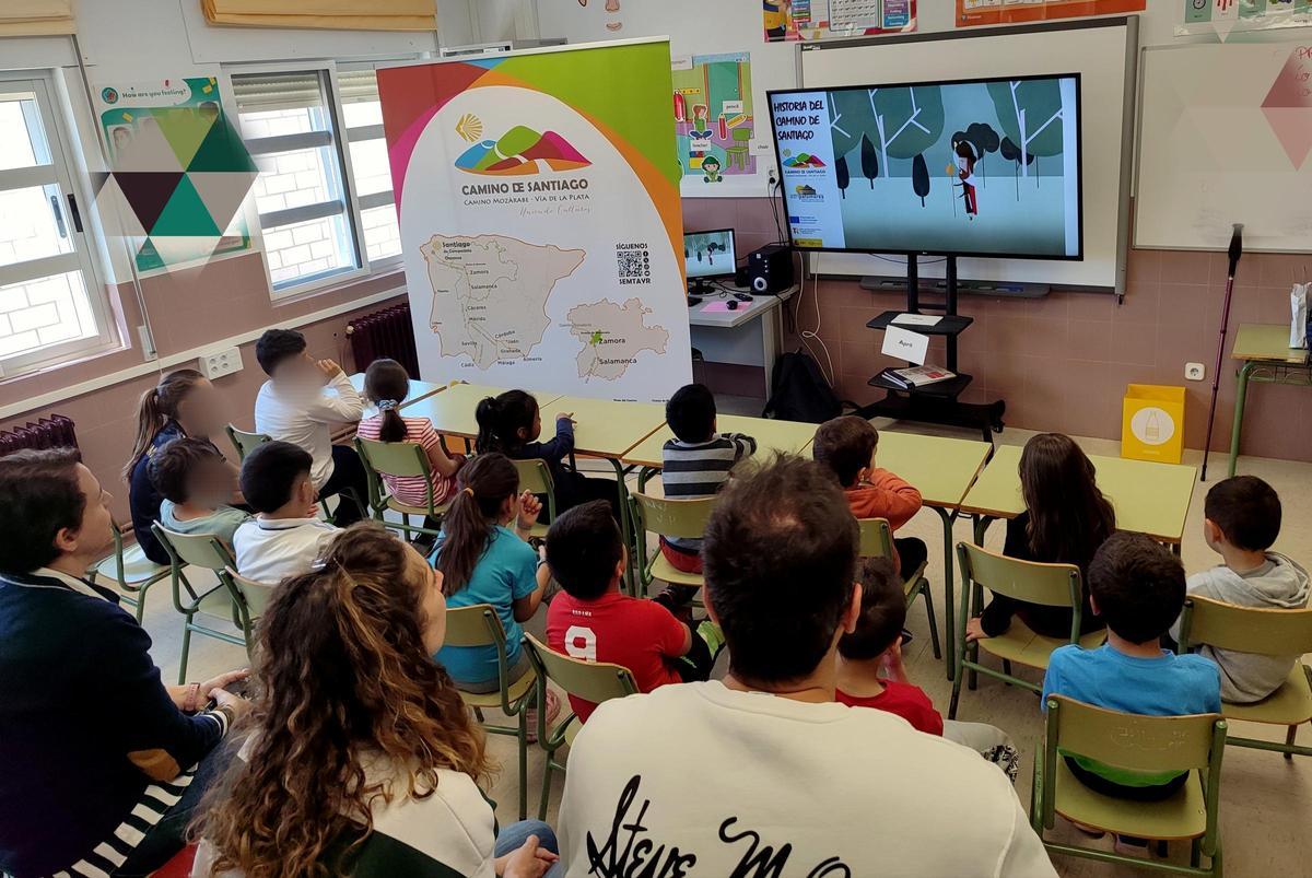 Alumnos y docentes visionan un vídeo sobre la historia del Camino de Santiago.