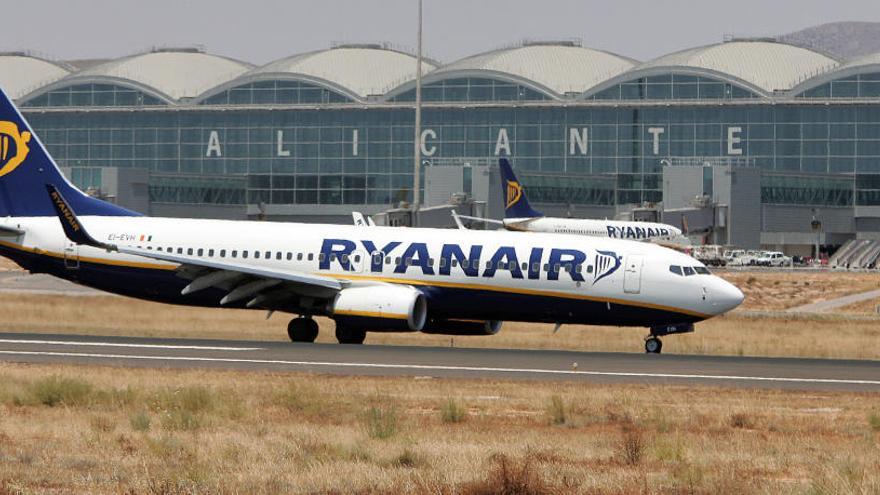 Vuelo de una de las rutas que ofrece Ryanair en el aeropuerto de Alicante