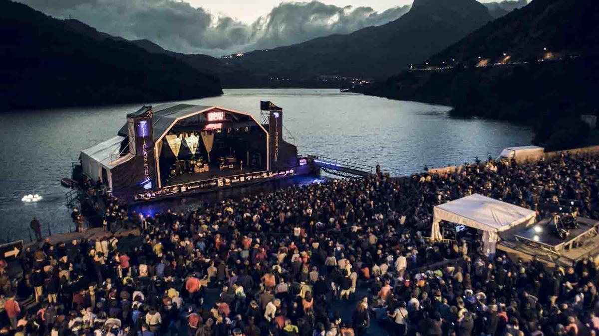 El festival Pirineos Sur ha echado a andar este jueves y se celebrará hasta el 28 de julio en el escenario del pantano de Lanuza.
