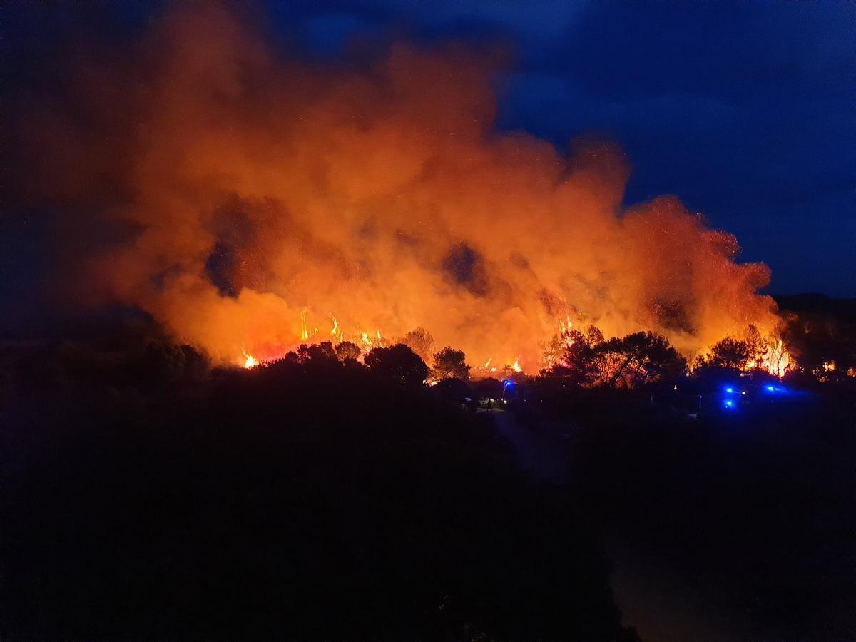 Las llamas y la intervención de los bomberos.