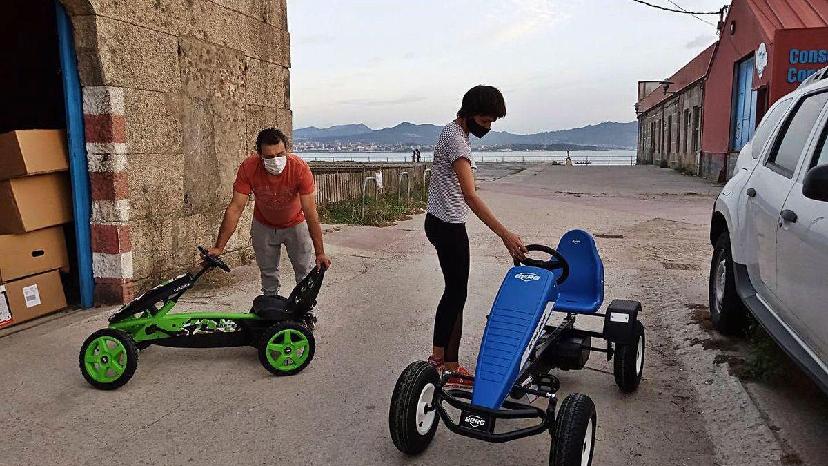 Instalando los karts, ayer, en la nave de Ojea.