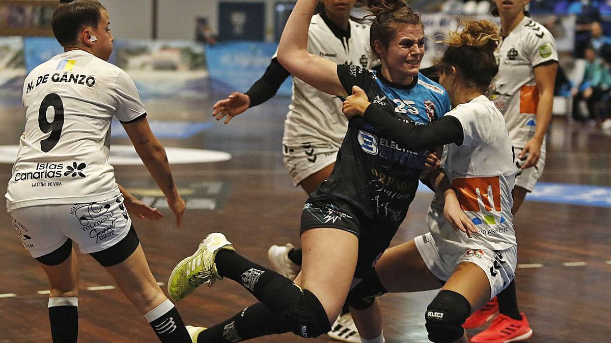 Sarah Valero, con la pelota, durante el partido de ayer en A Sangriña. |  // R. GROBAS