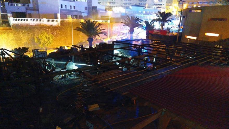 Un incendio arrasa con las maderas de varias terrazas de locales de restauración en Tenerife