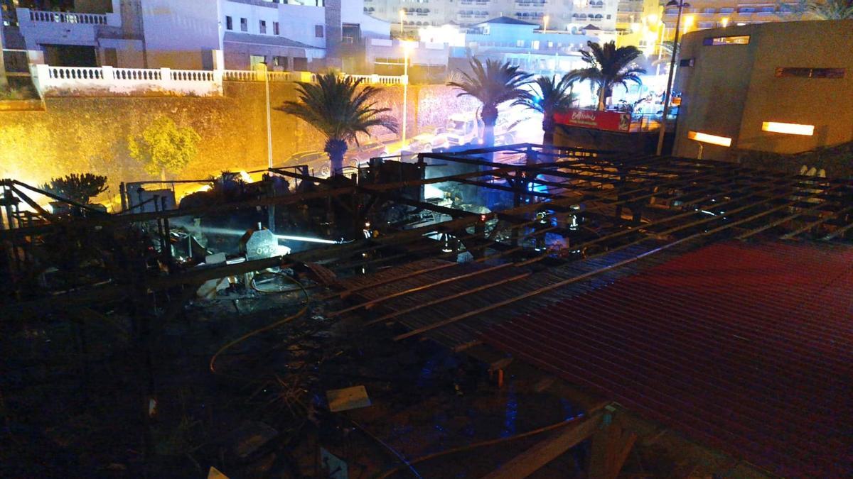 Incendio en las terrazas de varios locales de restauración en Puerto Santiago, en Tenerife