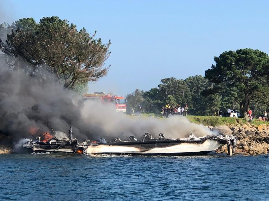 Arde un catamarán de pasajeros en A Toxa