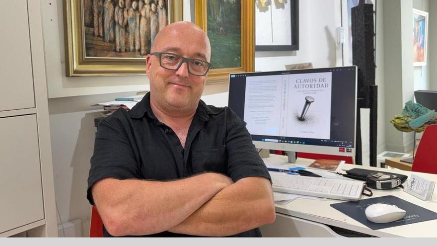 El galerista de A Coruña Camilo Chas da un paso hacia la literatura: "Supone una realización personal"