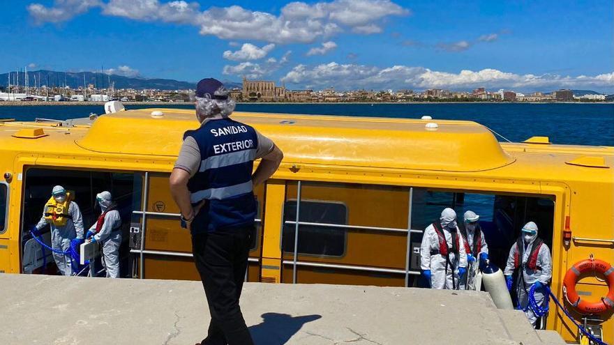 Sanidad Exterior ha trasladado a los tripulantes desde el crucero al puerto de Palma