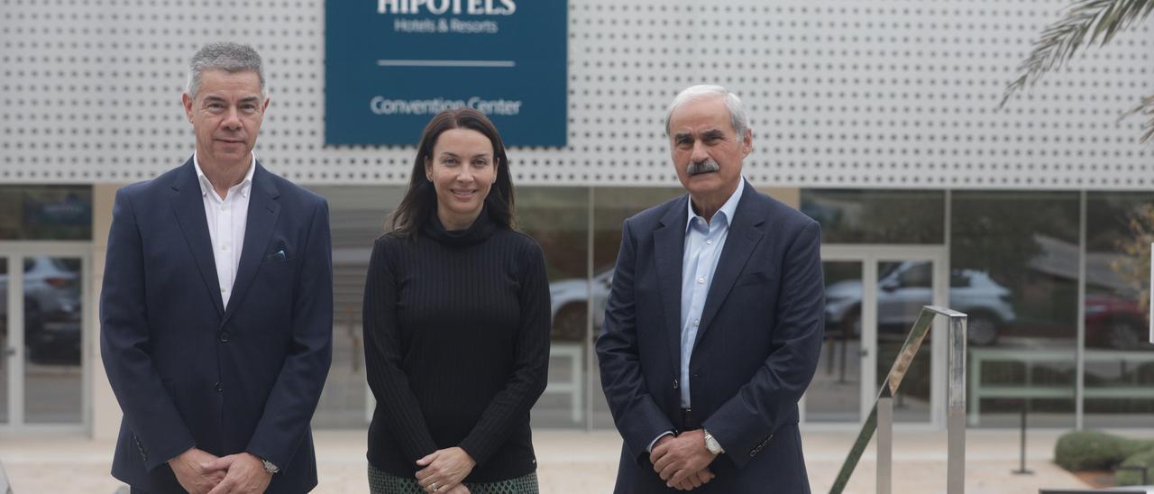 Andrés Gili, director del Hipotels Playa de Palma Palace y María Antonia Llull y Gabriel Abraham, viepresidentes de Hipotels.