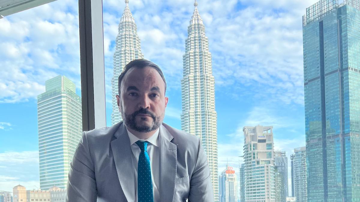 Diego López en Kuala Lumpur, con las torres Petronas al fondo.