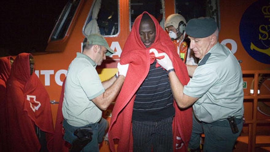 Rescatada una barcaza con 43 inmigrantes en Motril
