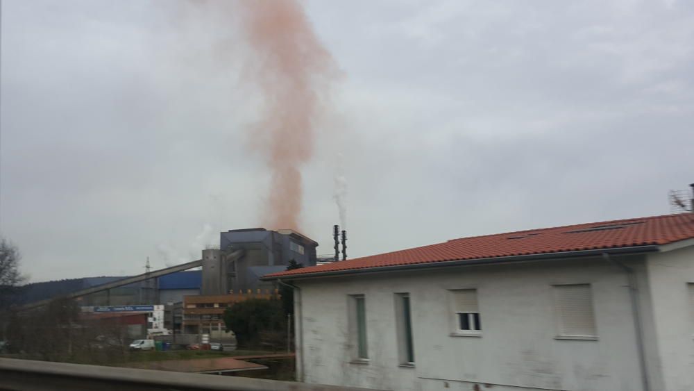 Nube de humo rojo procedente de Arcelor