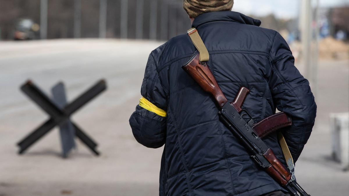 Los combatientes de Defensa Territorial se encuentran en un puesto de control en Kiev.