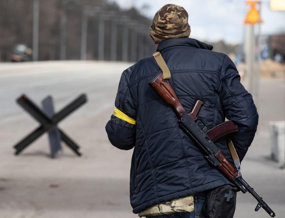Los combatientes de Defensa Territorial se encuentran en un puesto de control en Kiev.