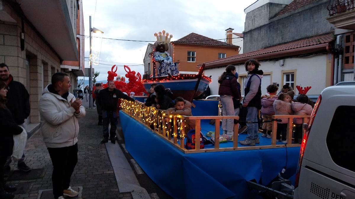 La cabalgata de los Reyes Magos por Bueu a bordo de barcos tradicionales