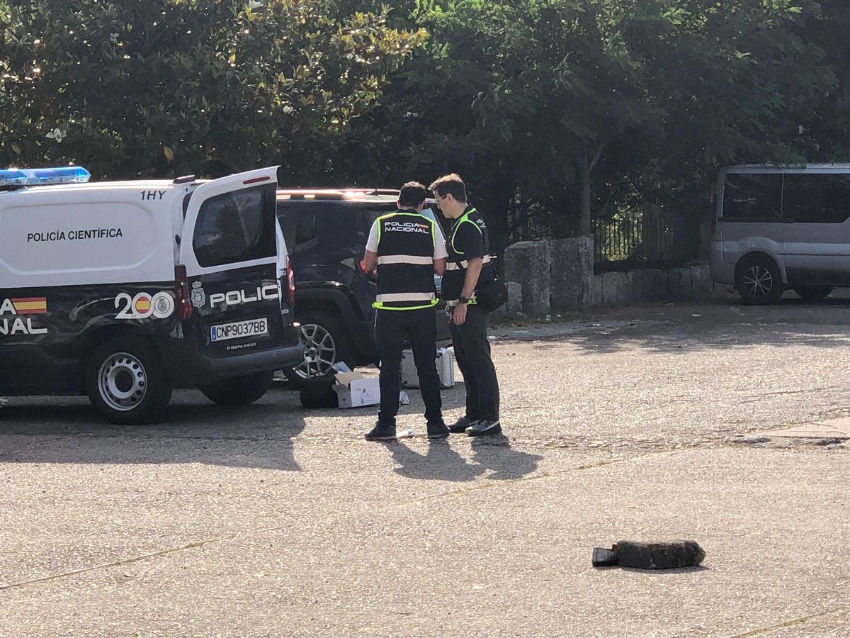Agentes de la Policía recabando pruebas en la zona de la pelea