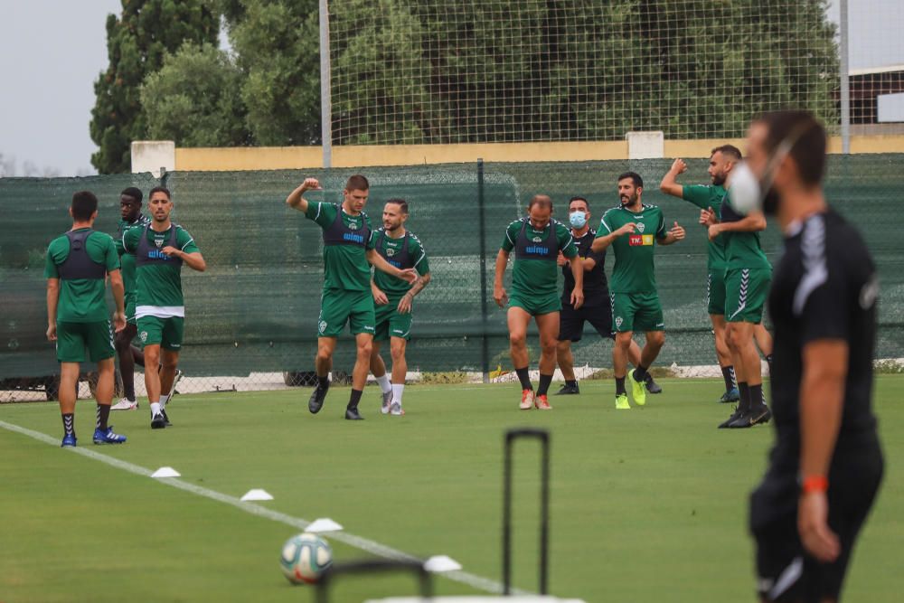 Se trata de su primer entrenamiento en este complejo deportivo para preparar el partido de mañana (22.00) en el Martínez Valero frente al Real Zaragoza.