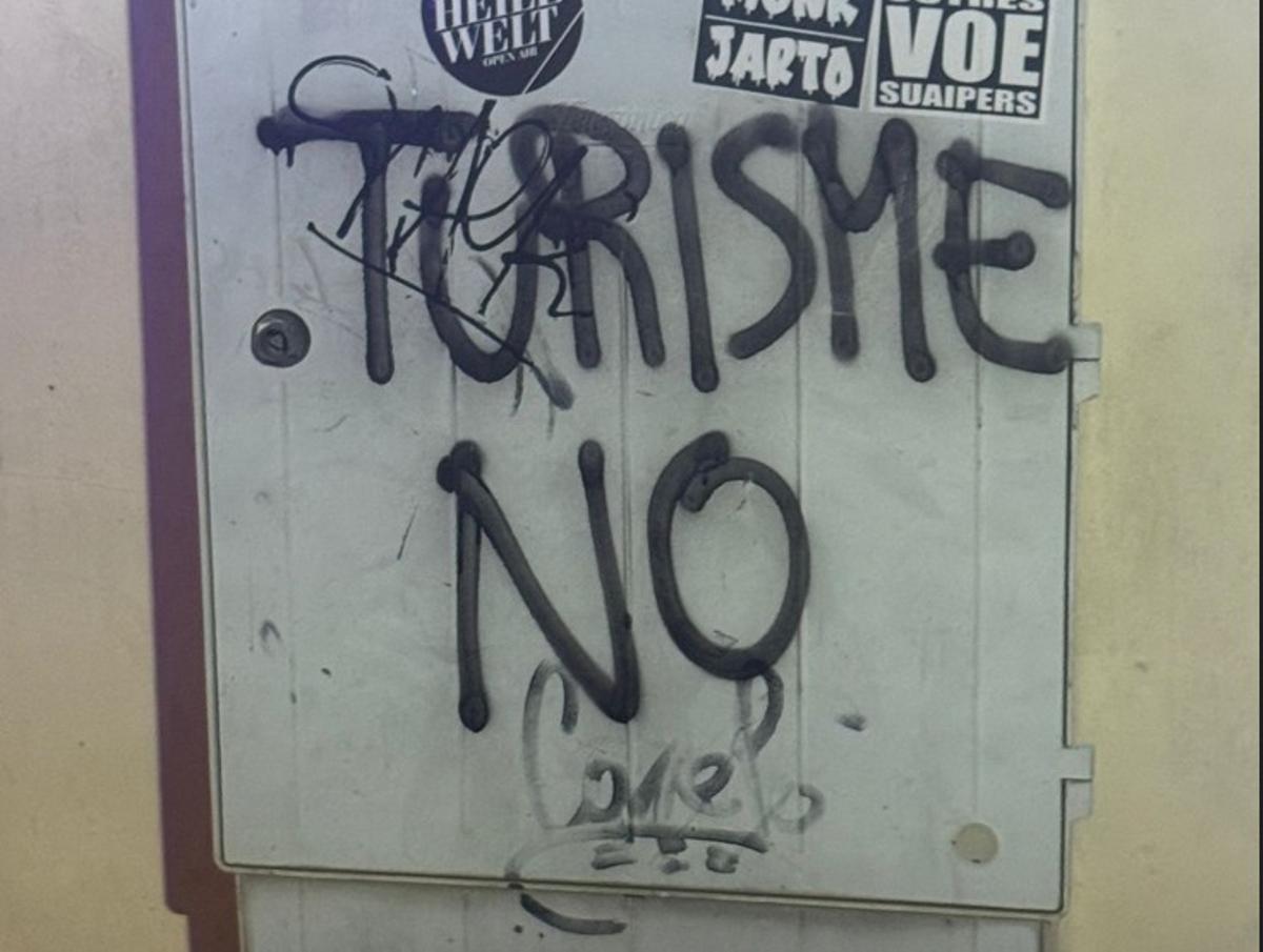 La pintada "plasmada en catalán" a la que hace referencia el partido ultra.