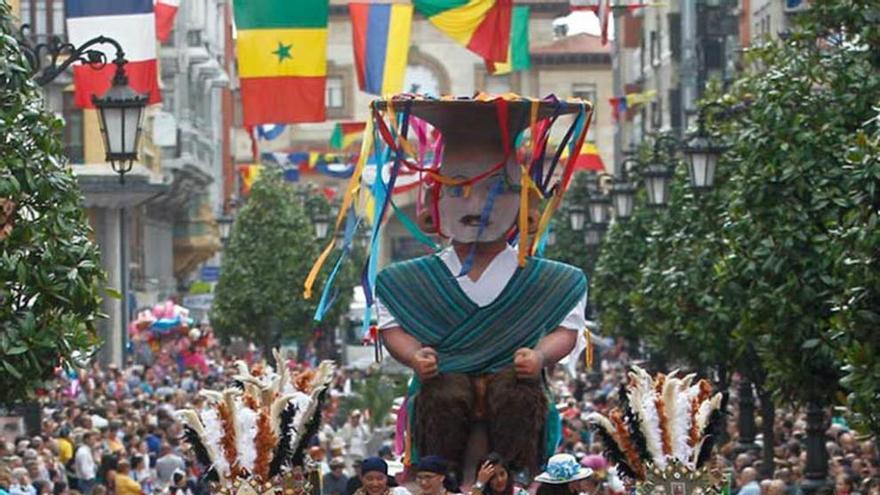 La carroza de Ecuador, en el desfile, en una edición anterior.