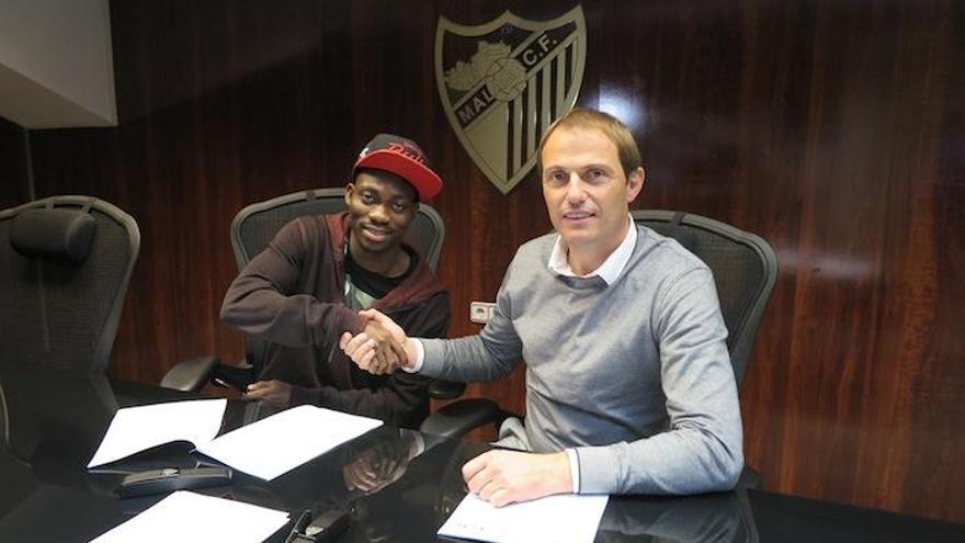 Atsu firma su nuevo contrato en las oficinas de La Rosaleda junto a Arnau.