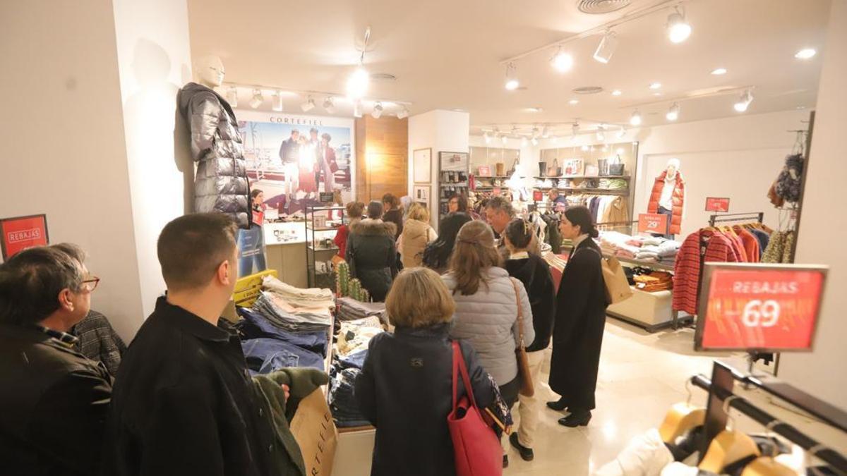 Colas en las tiendas de Córdoba en los primeros días de rebajas.