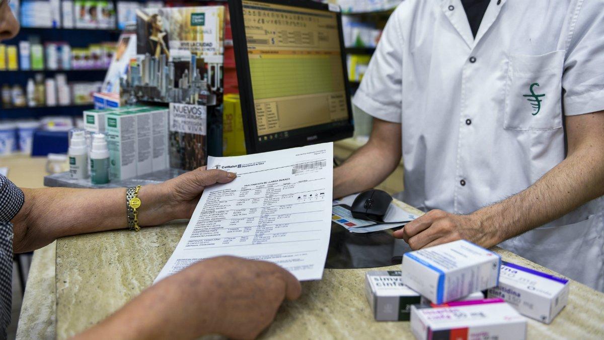 Compra de medicamentos con receta en una farmacia de Barcelona.