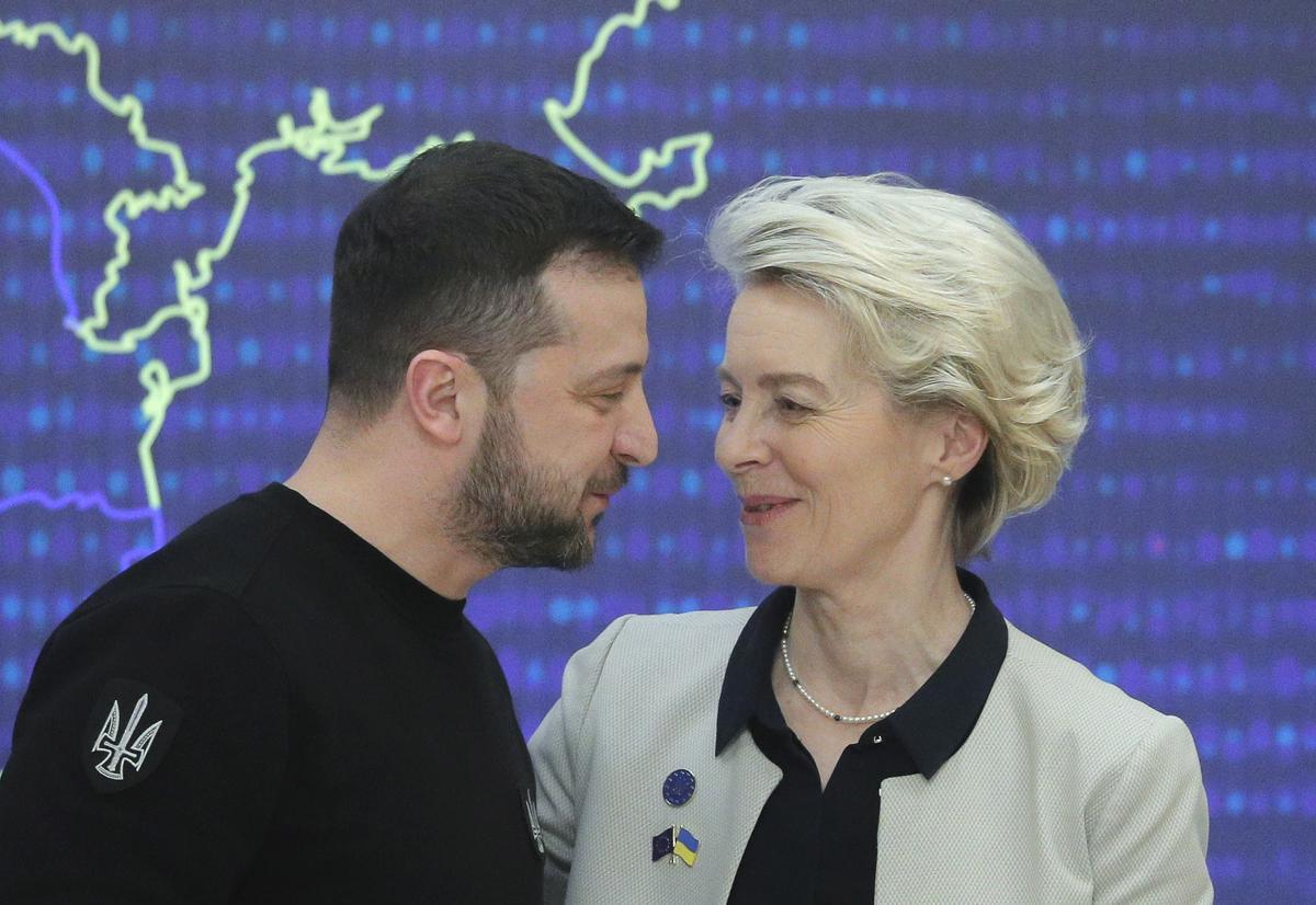 El presidente de Ucrania, Volodímir Zelenski, y la presidenta de la Comisión Europea, Ursula von der Leyen, se saludan durante una reunión con los medios de comunicación tras la cumbre que mantuvieron el 3 de febrero representantes de Ucrania y la Unión Europea en Kiev, Ucrania. EFE/ Sergey Dolzhenko