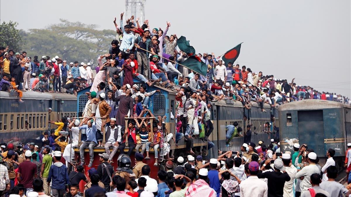 Musulmanes bangladesíes abordan un tren para abandonar este martes la ciudad de Tongi a unos 30 kilometros al norte de Dhaka, en Bangladesh, tras asistir al Biswa Ijtema, el segundo encuentro de musulmanes mas multitudinario del mundo.