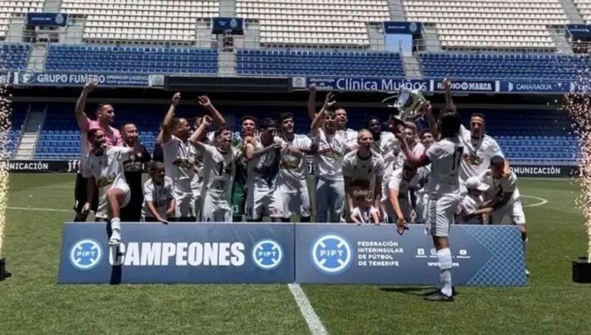 Los jugadores de la UD Ibarra celebran el campeonato. | | E.D.